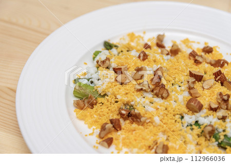 グリーンアスパラのミモザサラダ 112966036