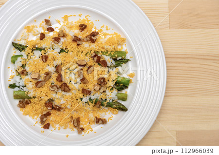 グリーンアスパラのミモザサラダ 112966039