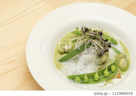 グリーンピースのソースと真鯛のポワレ 112966059