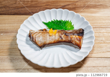 脂がのった春ぶりの塩焼き 脂がのった春ぶりの塩焼き 112966719