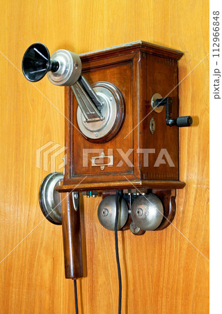 Old wooden phone 112966848