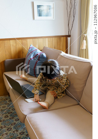 パソコンで遊ぶ幼子 パソコンで遊ぶ幼子 112967086