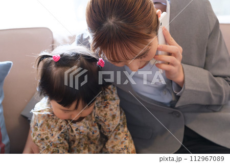 テレワークで仕事と子育ての両立をしている女性 112967089