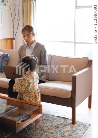 テレワークで仕事と子育ての両立をしている女性 テレワークで仕事と子育ての両立をしている女性 112967093