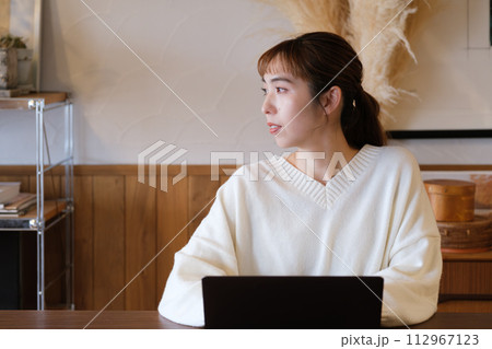 テレワークしている女性のポートレート テレワークしている女性のポートレート 112967123