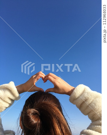 青空に手をかざす女性 青空に手をかざす女性 112968033