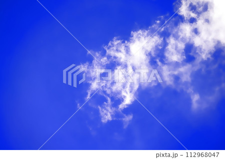 雲のある青空 (背景素材) 雲のある青空 (背景素材) 112968047