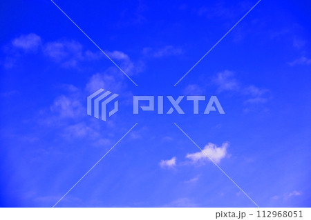 雲のある青空 (背景素材) 雲のある青空 (背景素材) 112968051