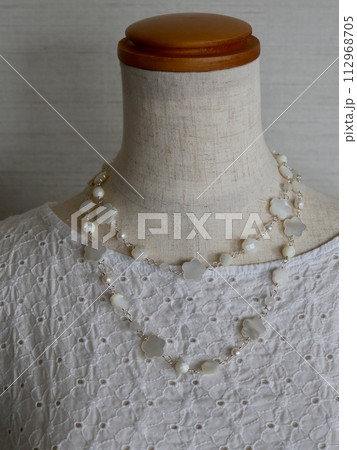 5枚花シェルのロングネックレス 112968705