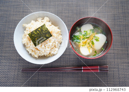 炊き立ての玄米ごはんと熱々のお味噌汁の和食の朝食 炊き立ての玄米ごはんと熱々のお味噌汁の和食の朝食 112968743