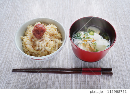 梅干しが乗った炊き立ての玄米ごはんと熱々のお味噌汁の和食の朝食 梅干しが乗った炊き立ての玄米ごはんと熱々のお味噌汁の和食の朝食 112968751
