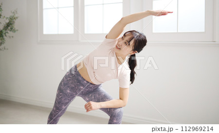 ヨガをするミドル女性 112969214