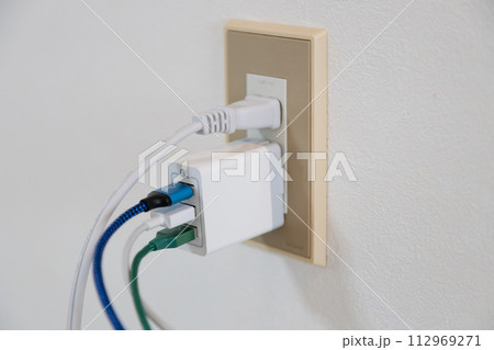 二口コンセントに刺さっている電源プラグとUSB充電器 二口コンセントに刺さっている電源プラグとUSB充電器 112969271