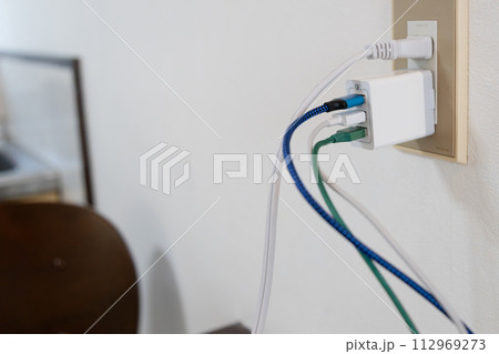 二口コンセントに刺さっている電源プラグとUSB充電器 112969273