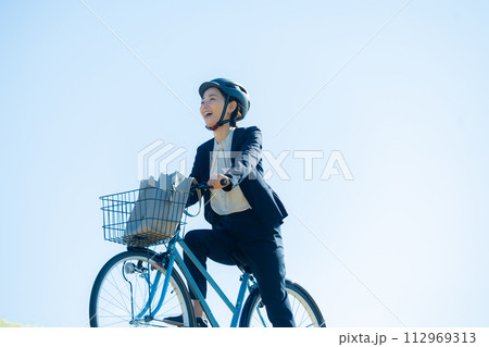 自転車に乗って通勤するミドル女性 112969313