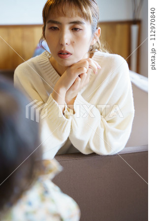 子供の面倒を見ている母親 112970840