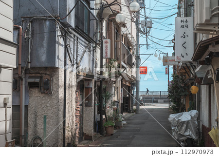 熱海市 海岸沿いの路地裏 熱海市 海岸沿いの路地裏 112970978