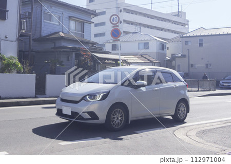 コンパクトカー　道路走行 112971004
