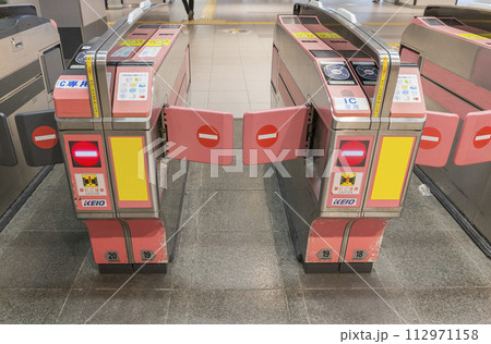 京王線の改札口　駅　改札 112971158