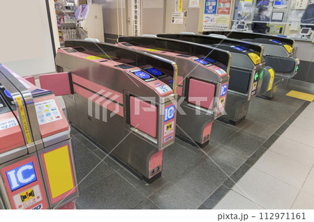 京王線の改札口　駅　改札 112971161