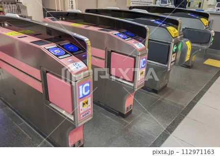 京王線の改札口　駅　改札 112971163