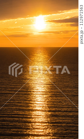Beautiful golden sunset on the sea. 112971563