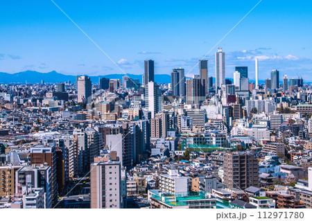 日本の東京都市景観 山々が見える珍景…青空が広がる池袋副都心や池袋サンシャインなどを望む 112971780