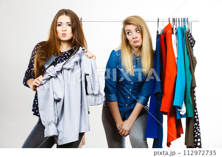 Women arguing during clothes shopping 112972735