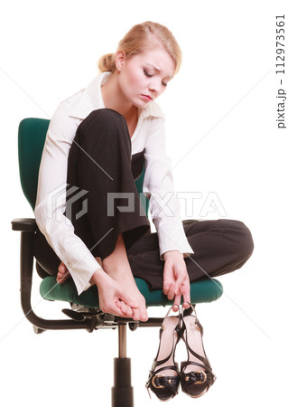 Break from work. Tired businesswoman with leg pain 112973561