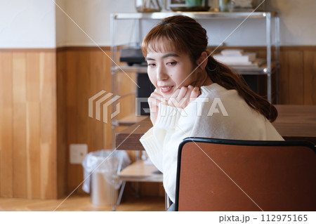 子供の面倒を見ている母親 112975165