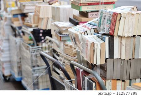 積み上げられた古書 積み上げられた古書 112977299