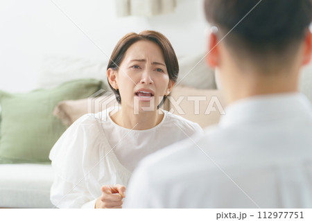 喧嘩をする夫婦 112977751