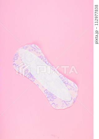 Sanitary pad on pink background. Daily feminine hygiene product. Menstruation concept. 112977838