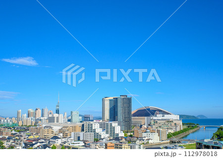 唐人町・大濠公園方面から望む早良区百道浜、地行浜、福岡タワー一帯　2023夏昼 112978018