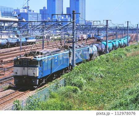 新鶴見操車場から発車するEF64形電気機関車 112978076