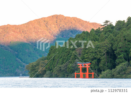 東雲の芦ノ湖と箱根神社赤鳥居 112978331