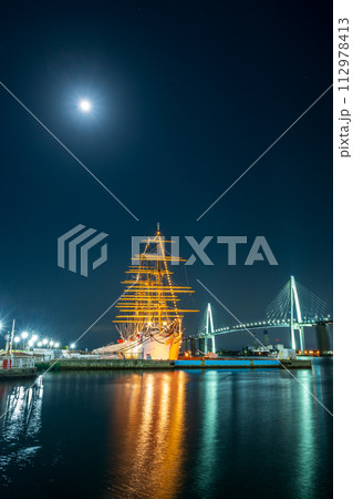 輝く月とライトアップされた光が美しく海面に反射する海王丸パークの夜景｜新湊大橋イメージ｜富山県射水市 112978413