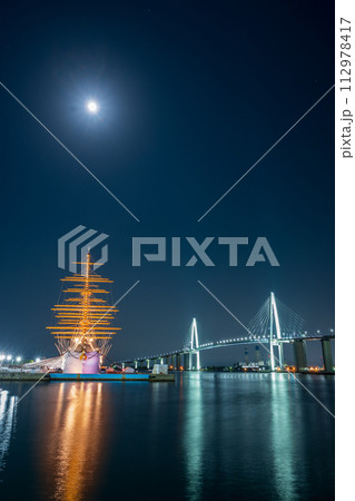 輝く月とライトアップされた光が美しく海面に反射する海王丸パークの夜景|新湊大橋イメージ|富山県射水市 輝く月とライトアップされた光が美しく海面に反射する海王丸パークの夜景|新湊大橋イメージ|富山県射水市 112978417