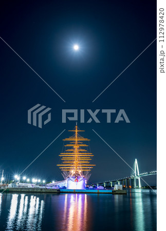 輝く月とライトアップされた光が美しく海面に反射する海王丸パークの夜景|新湊大橋イメージ|富山県射水市 輝く月とライトアップされた光が美しく海面に反射する海王丸パークの夜景|新湊大橋イメージ|富山県射水市 112978420