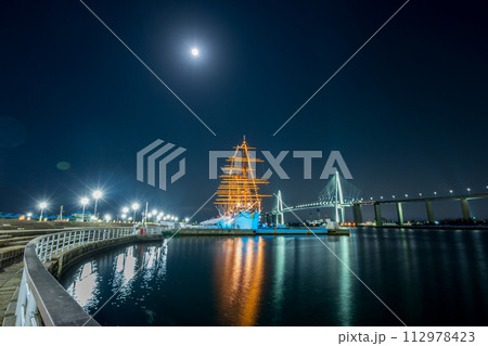 輝く月とライトアップされた光が美しく海面に反射する海王丸パークの夜景|新湊大橋イメージ|富山県射水市 輝く月とライトアップされた光が美しく海面に反射する海王丸パークの夜景|新湊大橋イメージ|富山県射水市 112978423