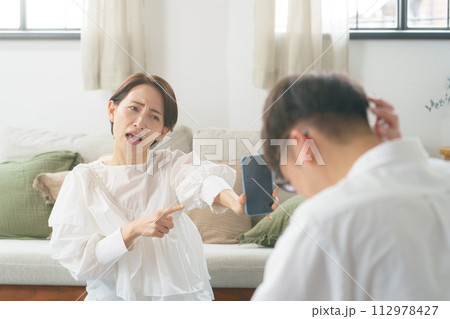 喧嘩をする男女 112978427