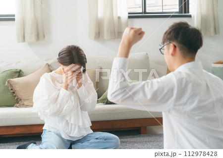 喧嘩をする男女 喧嘩をする男女 112978428
