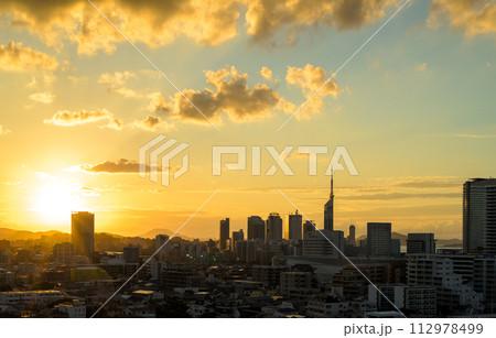 夕焼けが綺麗な早良区百道浜、地行浜、福岡タワー一帯の夕暮れと太陽　太陽光強調 112978499