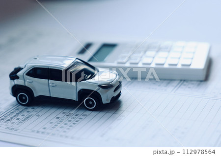 自動車のおもちゃと電卓、自動車 112978564