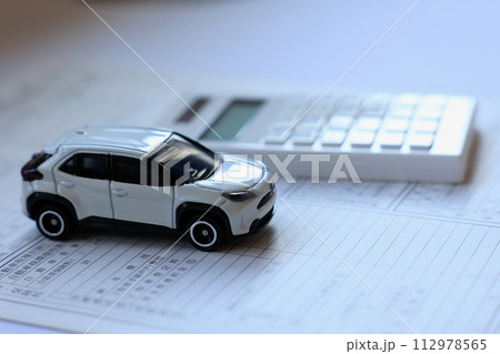 自動車のおもちゃと電卓、自動車 自動車のおもちゃと電卓、自動車 112978565