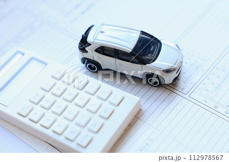 自動車のおもちゃと電卓、自動車 112978567