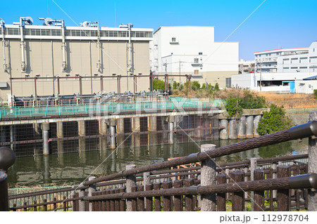 戸田公園堤防からの眺め　笹目川排水機場　 112978704