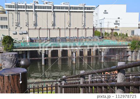 戸田公園堤防からの眺め　笹目川排水機場　 112978725