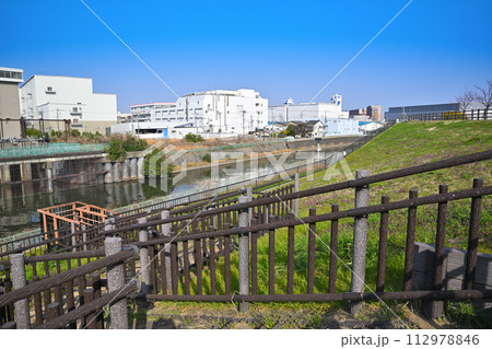 戸田公園堤防からの眺め　笹目川排水機場　物流倉庫　 112978846