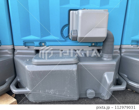仮設トイレの裏側のタンク 仮設トイレの裏側のタンク 112979031